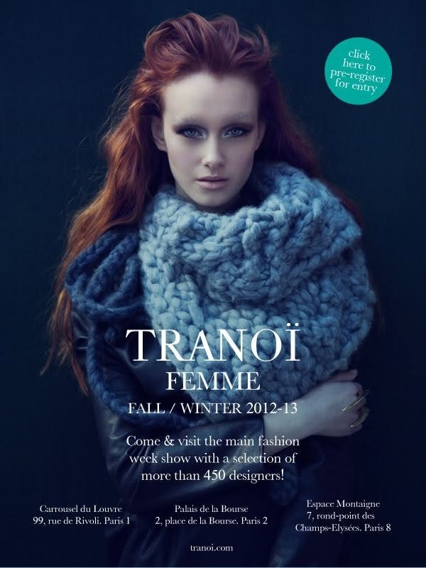 TRANOÏ FEMME 2012-13 秋冬巴黎展會官方主視覺，模特兒身穿藍灰色粗針織圍脖